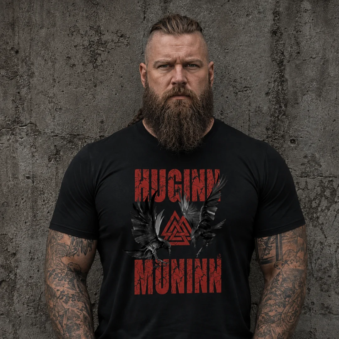 Modelo usando camiseta preta Huginn e Muninn